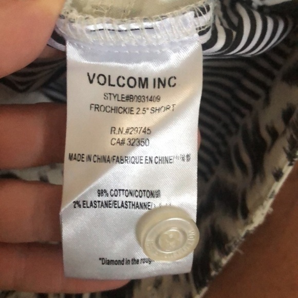 Volcom Black and White Geometric Pattern flat front khaki chino shorts size 3 - Picture 6 of 10